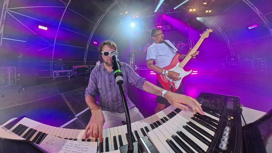 Live piano entertainer responding to audience reactions