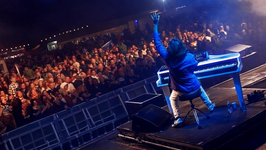 Piano entertainer interacting directly with the audience